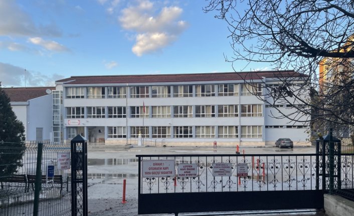 Okuldan uzaklaştırılan lise öğrencisi müdür yardımcısını bıçakla yaraladı