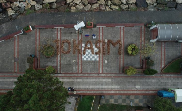Ordu'da temizlik işçileri sonbahar yapraklarıyla “10 Kasım“ yazdı