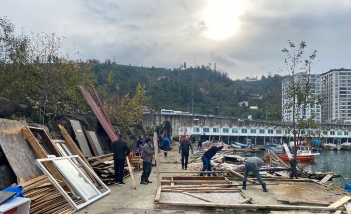 Rize'de kaçak inşa edilen 8 balıkçı barakası yıkıldı