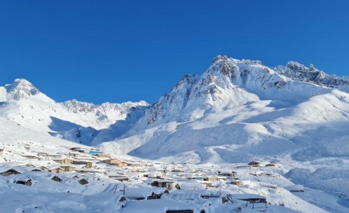Rize'nin yüksek kesimlerine kar yağdı