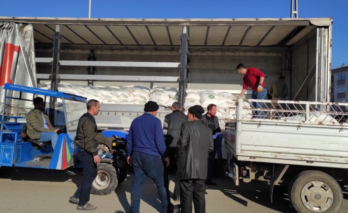 Salıpazarı ilçesinde 121 arıcıya 27 ton besleme şekeri verildi