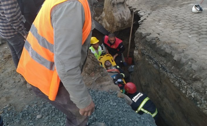 Samsun'da altyapı çalışmasında toprak kayması sonucu bir işçi yaralandı