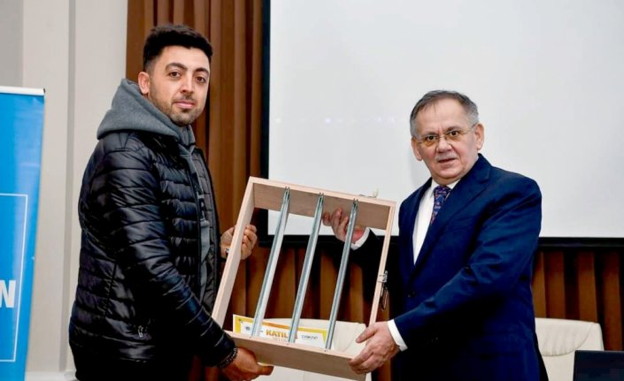 Samsun'da arı zehrinin üretimi için arıcılara aparat dağıtıldı