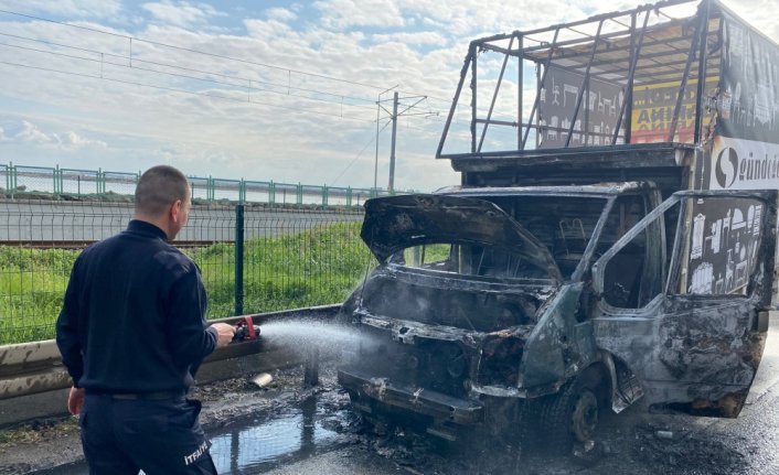 Samsun'da mobilya yüklü kamyonet yandı