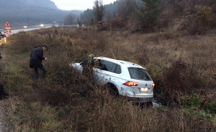 Şarampole devrilen otomobilde sıkışan sürücü yaralandı