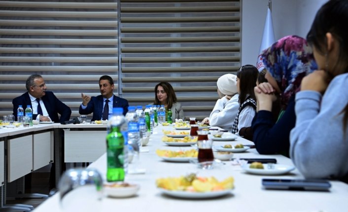 Sinop Valisi Karaömeroğlu'ndan öğrencilere dolmuş ücretlerinde iyileştirme sözü