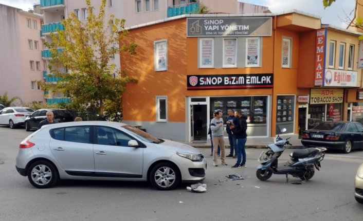 Sinop'ta otomobille çarpışan motosiklet sürücüsü yaralandı