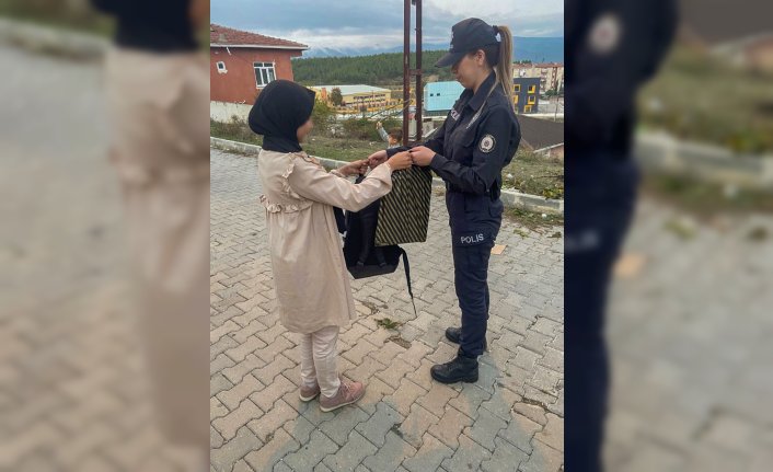 Sinop'ta polis öğrencilere kırtasiye desteğinde bulundu