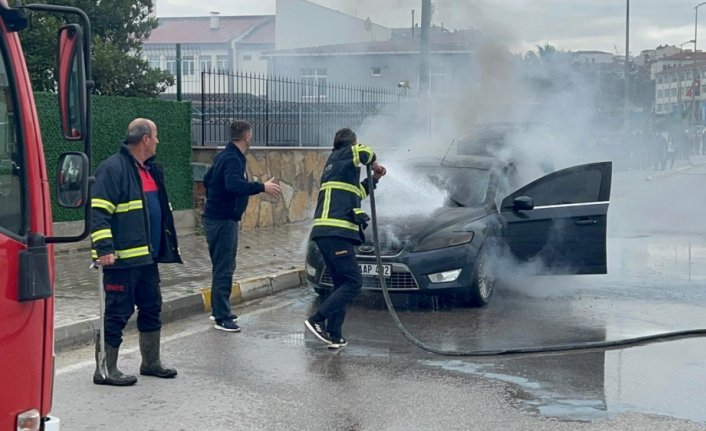 Sinop'ta seyir halindeki otomobil yandı