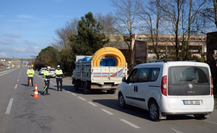 Sinop'ta ticari araç sürücülerine kış lastiği bilgilendirilmesi yapıldı