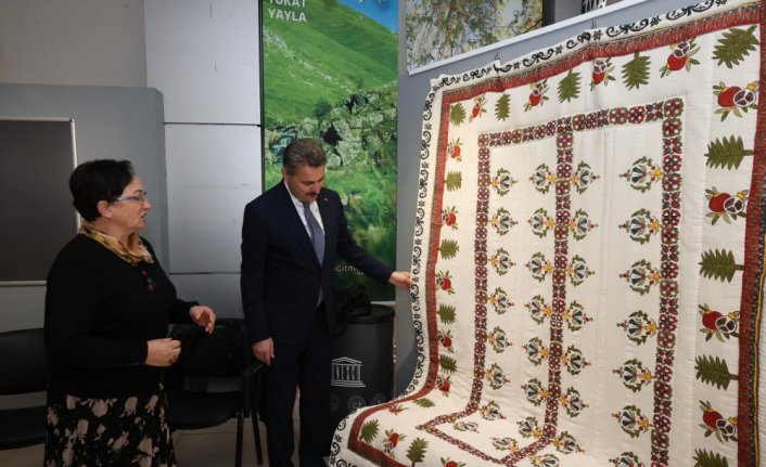 Tokat Belediye Başkanı Eroğlu, yazma sergisini gezdi