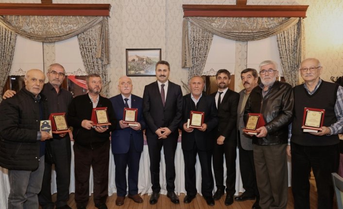 Tokat Belediye Başkanı Eroğlu'ndan emekli belediye personeline plaket