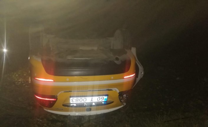 Tokat'ta direğe çarpan taksinin sürücüsü öldü, 2 kişi yaralandı