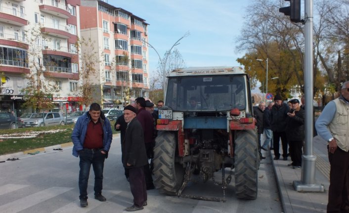 Turhal'da hasta taşıyan ambulansla traktör çarpıştı