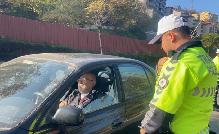 Zonguldak'ta trafik ekipleri kırmızı ışıkta geçenleri dronla tespit etti