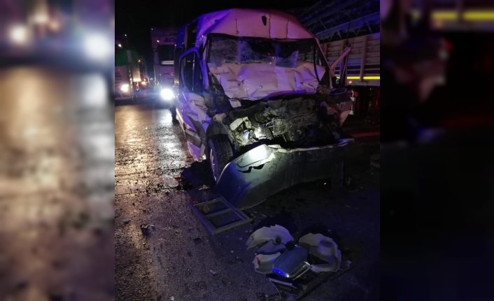 Amasya'da tır ile çarpışan minibüsün sürücüsü yaralandı