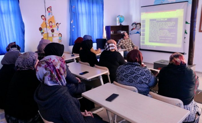 Anneler ve çocukları aynı çatı altında eğitim görüyor