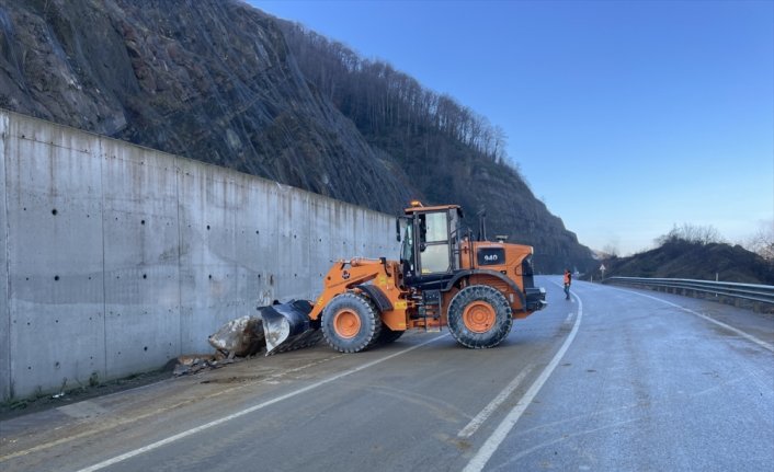 Bartın-Karabük yolunda yamaçtan düşen kaya parçaları ulaşımı aksattı