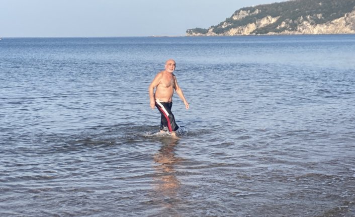 Bartın'da 75 yaşındaki kişi aralıkta denize girdi