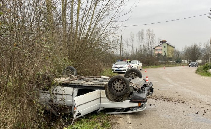 Bartın'da ağaca çarpıp devrilen otomobildeki 2'si çocuk 5 kişi yaralandı