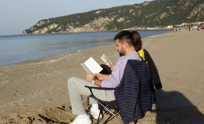 Bartın'da insanlar kış günü güneşin tadını sahilde çıkardı