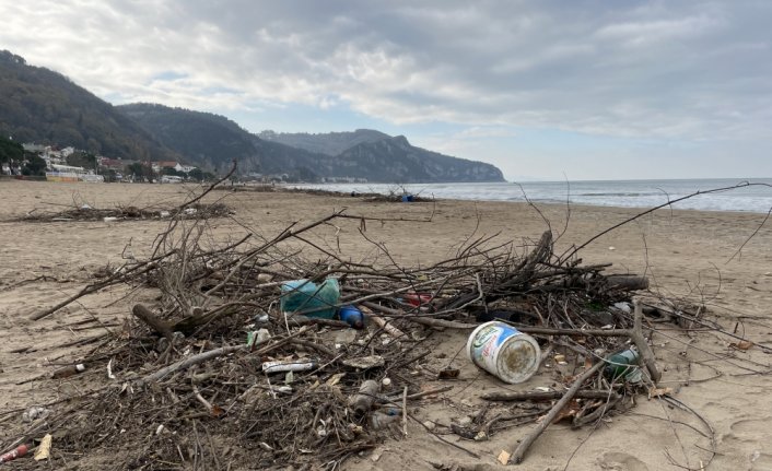 Bartın'da sağanakla sürüklenen atıklar İnkumu sahilinde kirliliğe yol açtı