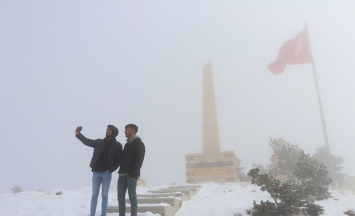Bayburt'ta etkili olan sis sürücülere zor anlar yaşattı