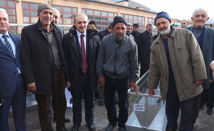 Bayburt'ta yetiştiricilere 691 koyun yemliği dağıtıldı
