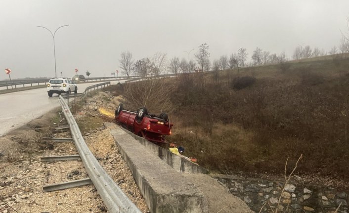 Bolu'da bariyere çarpan pikap devrildi, 2 kadın yaralandı