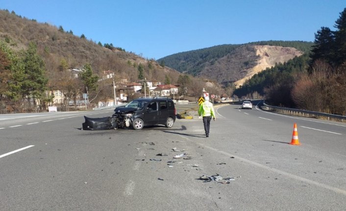 Bolu'da hafif ticari araç ile otomobil çarpıştığı kazada 1 kişi yaralandı