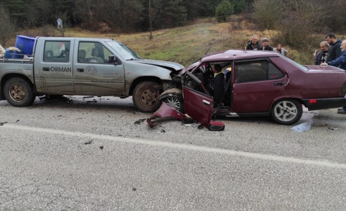 Bolu'da otomobil ile kamyonet çarpıştı, 5 kişi yaralandı