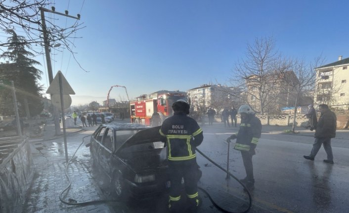 Bolu'da park halinde yangın çıkan otomobil kullanılamaz hale geldi
