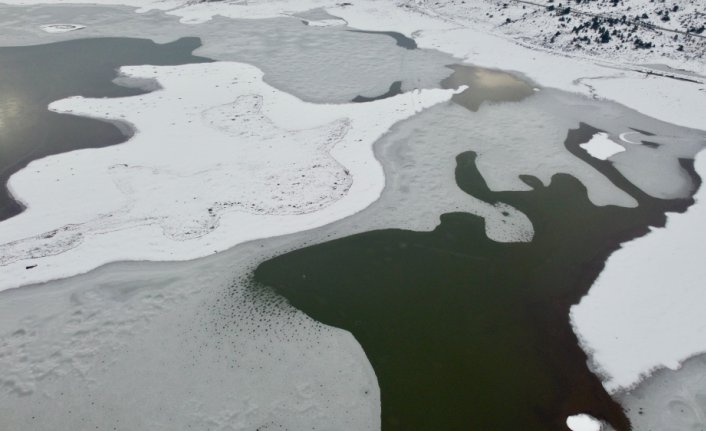 Bolu'da soğukların etkisiyle kısmen donan göl havadan görüntülendi