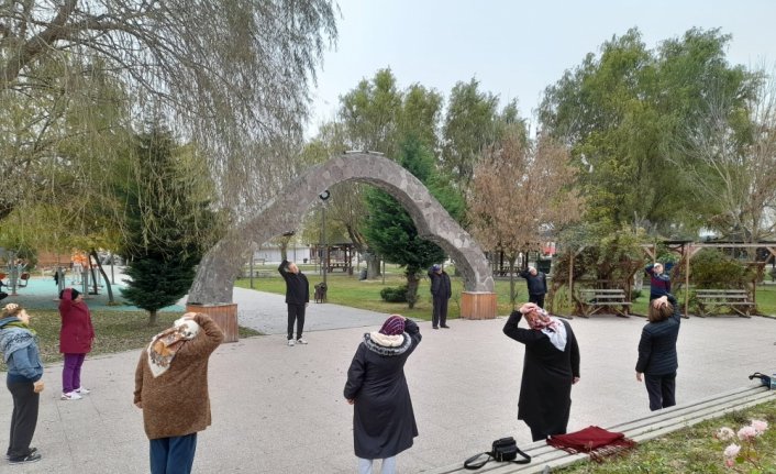 Bolu'daki Yaşlı Sağlığı Merkezine gelenler aktivitelerle keyifli vakit geçiriyor