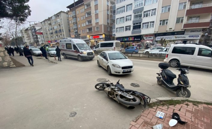Boyabat'ta otomobille çarpışan motosikletin sürücüsü yaralandı