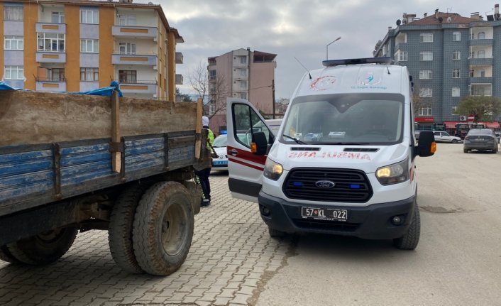 Boyabat'ta traktörün çarptığı yaşlı kadın yaralandı