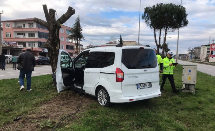 Çarşamba'da ağaca çarpan hafif ticari aracın sürücüsü yaralandı