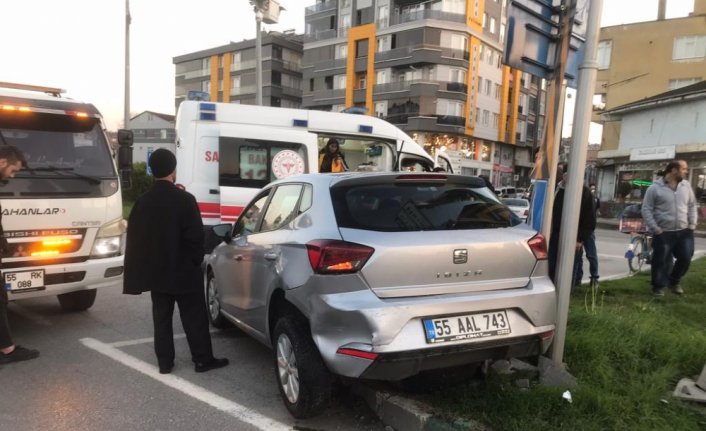 Çarşamba'da otomobiller çarpıştı, 1 kişi yaralandı