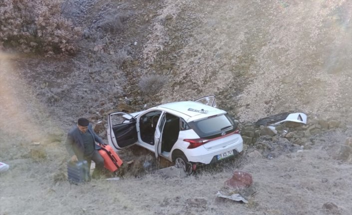 Çorum'da devrilen otomobildeki 2 kişi yaralandı