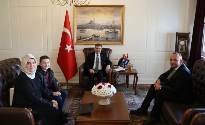 Düzce Valisi Atay, Bursa'dan depremzedelere harçlığını gönderen öğrenciyi kabul etti
