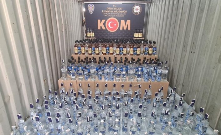Düzce'de 1639 şişe sahte içki ele geçirildi