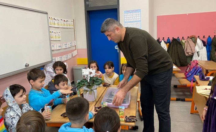 Düzce'de deprem sonrası okullarıyla yeniden buluşan öğrenciler Öğretmenler Günü'nü unutmadı