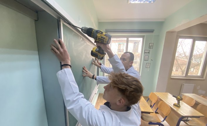 Düzce'de depremin ardından okullar eğitime hazır hale getiriliyor