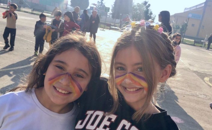 Düzce'de depremin izleri okullardaki etkinlik ve oyun terapileriyle siliniyor