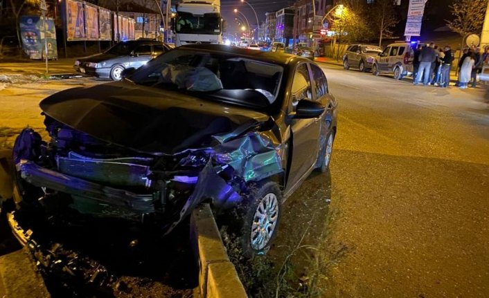 Düzce'de iki ayrı trafik kazasında 5 kişi yaralandı