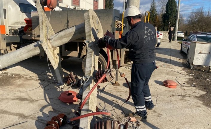 Düzce'de kamyonun çarptığı elektrik direği halk otobüsünün üzerine devrildi