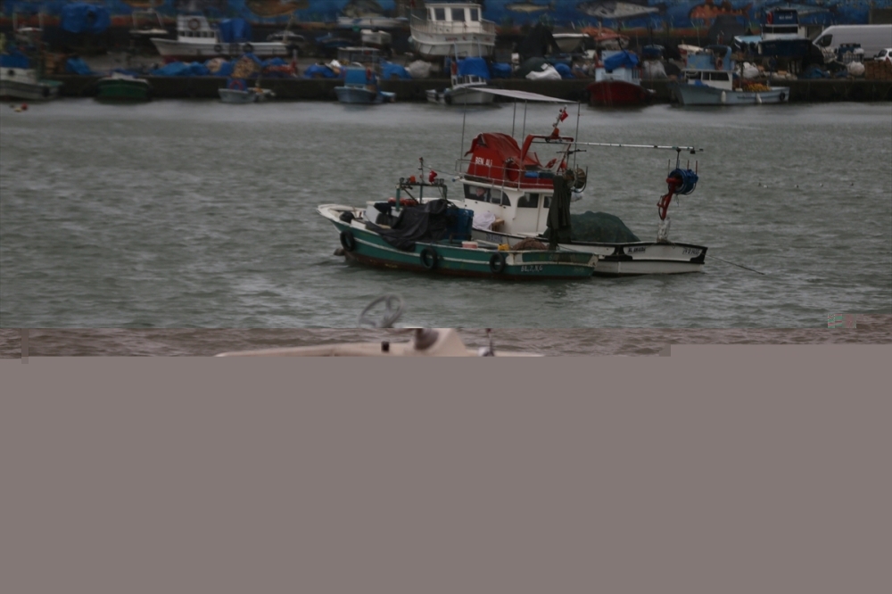 Düzce'de şiddetli rüzgar 4 metrelik dalgalar oluşturdu