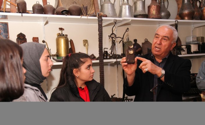 Emekli öğretmen müzeye çevirdiği evinde gençleri geçmişle buluşturuyor