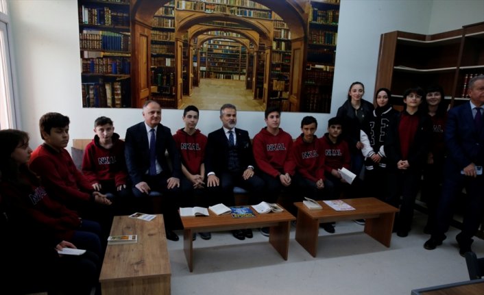 Eski Bakan Suat Kılıç kendisinden kitap isteyen öğrencilerin talebini yerine getirdi