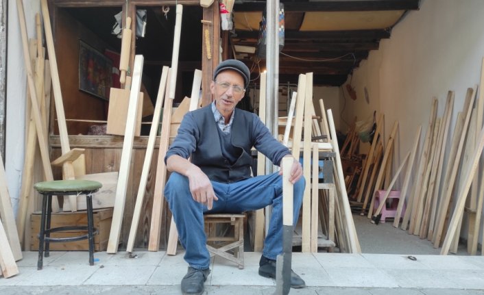 Geçimini 41 yıldır aletlere ağaçtan sap yaparak sağlıyor